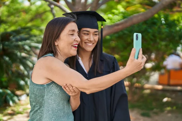 Two Women Mother Graduated Daughter Talking Smartphone Park — Foto de Stock