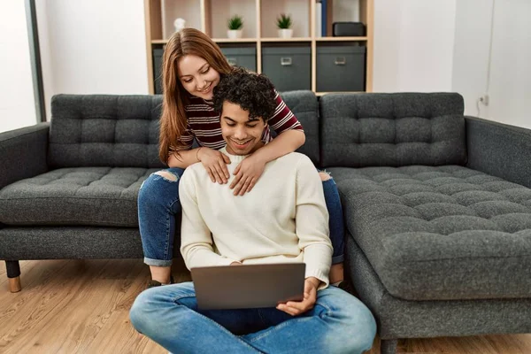Casal Jovem Sorrindo Feliz Usando Laptop Sentado Sofá Casa — Fotografia de Stock