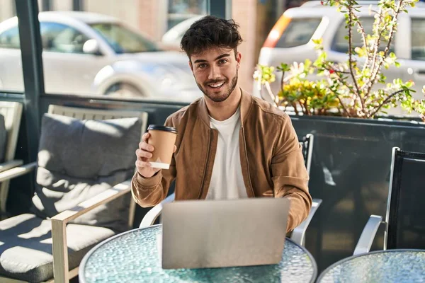 Junger Hispanischer Mann Trinkt Mit Laptop Kaffee Auf Café Terrasse — Stockfoto