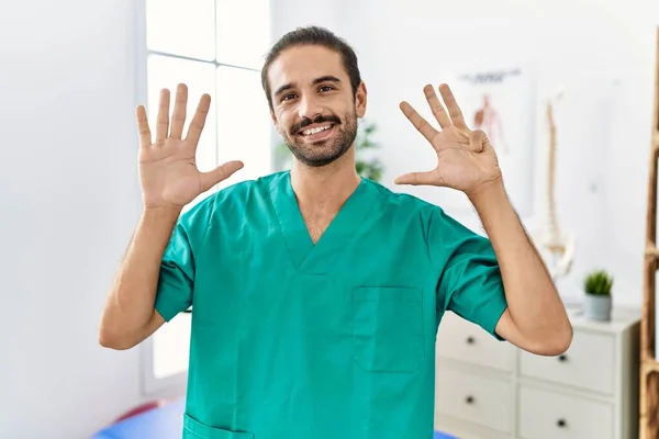 Ağrı Kesici Kliniğinde Çalışan Genç Fizyoterapist Dokuz Numarayı Gösterip Işaret — Stok fotoğraf