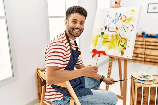 Jovem Artista Árabe Homem Sorrindo Feliz Segurando Diploma Estúdio Arte — Fotografia de Stock