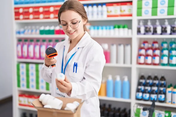 Joven Mujer Rubia Farmacéutico Escaneo Pastillas Botella Farmacia — Foto de Stock