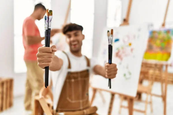 Dwóch Hiszpanów Uśmiecha Się Pewnie Rysując Studio Sztuki — Zdjęcie stockowe