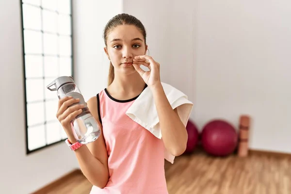 Junge Brünette Teenager Sportkleidung Mit Wasserflaschenmund Und Lippen Die Als — Stockfoto