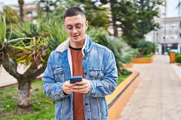 Joven Hombre Hispano Sonriendo Confiado Usando Smartphone Parque —  Fotos de Stock