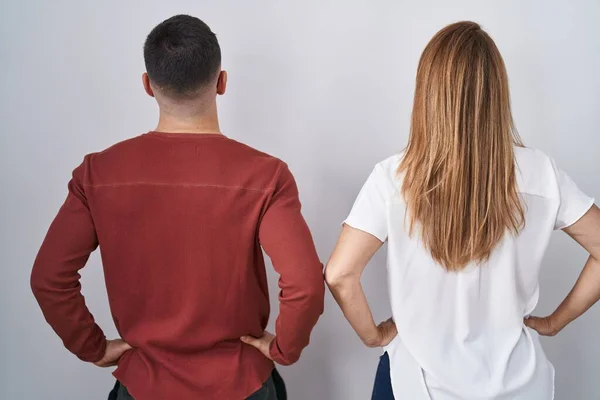 Mãe Filho Juntos Sobre Fundo Isolado Para Trás Olhando Para — Fotografia de Stock