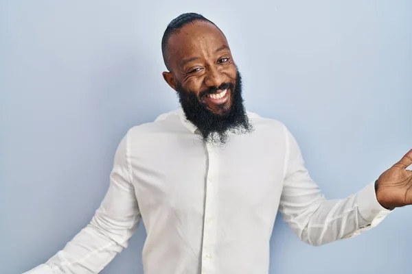 Mavi Arka Planda Duran Afro Amerikan Adam Gülümseyerek Gülümsüyor Dostça — Stok fotoğraf