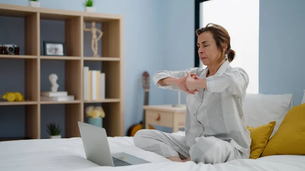 Middle Age Hispanic Woman Having Online Yoga Session Sitting Bed — Stock Photo, Image