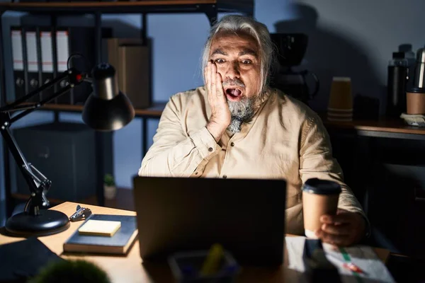 Мужчина Среднего Возраста Седыми Волосами Работающий Офисе Ночью Напуган Шокирован — стоковое фото