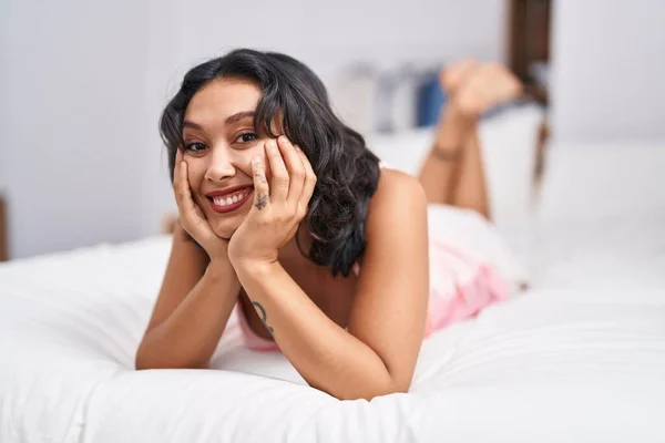 Young Beautiful Hispanic Woman Smiling Confident Lying Bed Bedroom — ストック写真