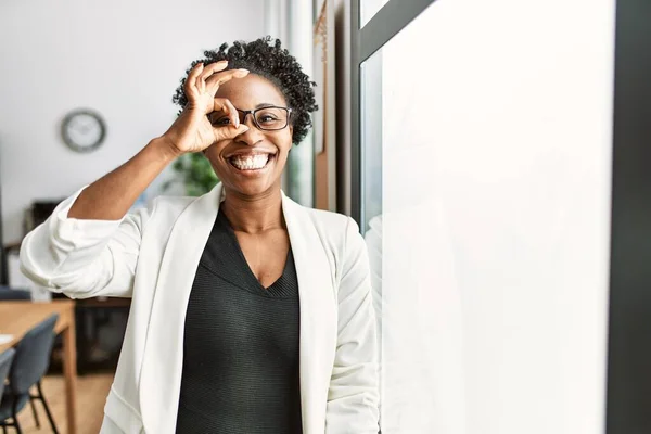 Mujer Negocios Africana Trabajando Oficina Sonriendo Feliz Haciendo Signo Con —  Fotos de Stock