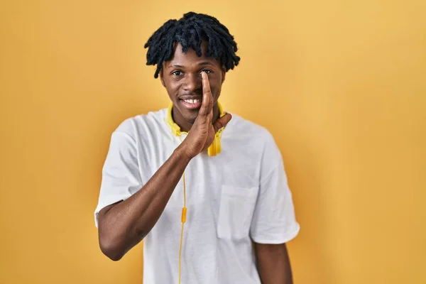 Young African Man Dreadlocks Standing Yellow Background Hand Mouth Telling — Stock Photo, Image