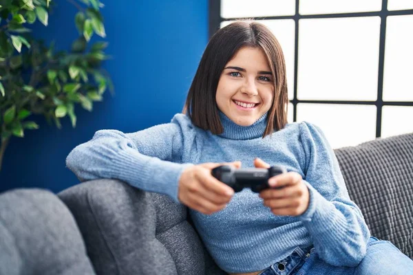 Young Beautiful Hispanic Woman Playing Video Game Sitting Sofa Home — Stock Photo, Image