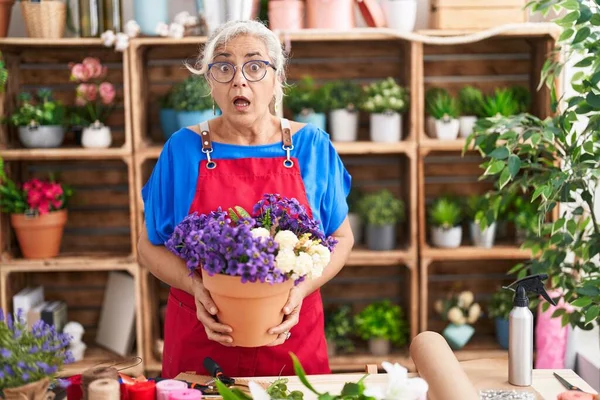 Mulher Meia Idade Com Cabelos Grisalhos Trabalhando Florista Loja Segurando — Fotografia de Stock