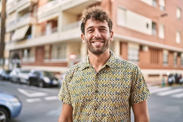 Jovem Hispânico Sorrindo Confiante Andando Rua — Fotografia de Stock