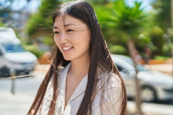 Cinese Donna Sorridente Fiducioso Guardando Lato Strada — Foto Stock