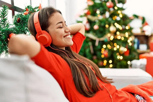 Junge Lateinamerikanerin Hört Hause Musik Weihnachtsbaum — Stockfoto