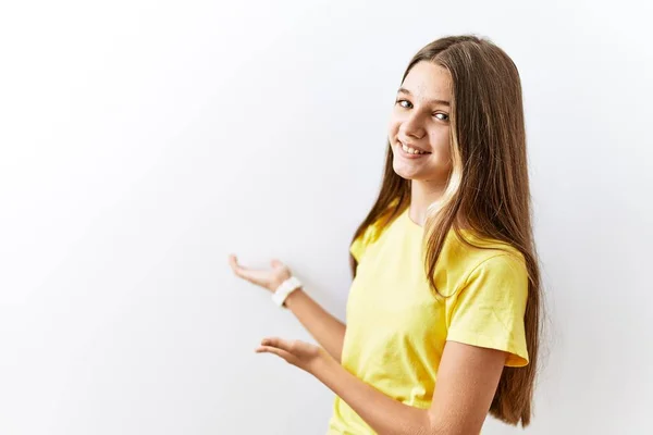 Jong Brunette Tiener Staan Samen Geïsoleerde Achtergrond Uitnodigen Gaan Glimlachen — Stockfoto