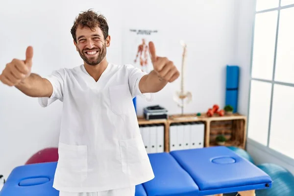 Der Junge Gut Aussehende Physiotherapeut Der Der Schmerzklinik Arbeitet Genehmigt — Stockfoto