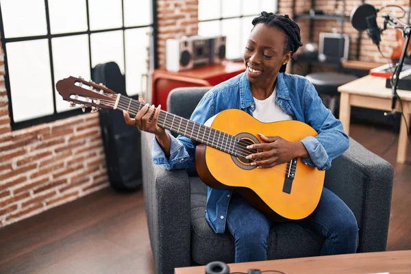 Músico Afroamericano Tocando Guitarra Clásica Estudio Música —  Fotos de Stock