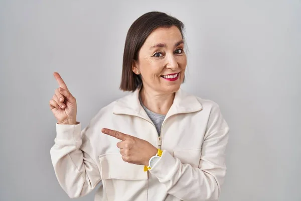 Middelbare Leeftijd Spaanse Vrouw Staan Geïsoleerde Achtergrond Glimlachen Kijken Naar — Stockfoto