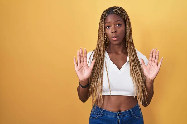 Αφροαμερικανή Γυναίκα Πλεγμένα Μαλλιά Στέκεται Πάνω Από Κίτρινο Φόντο Κινείται — Φωτογραφία Αρχείου