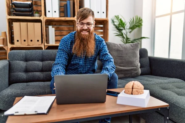 Рыжий Длинной Бородой Помощью Ноутбука Работает Психологической Клинике Выглядит Позитивно — стоковое фото