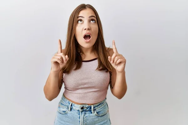 Giovane Donna Bruna Piedi Sfondo Isolato Stupito Sorpreso Guardando Alto — Foto Stock