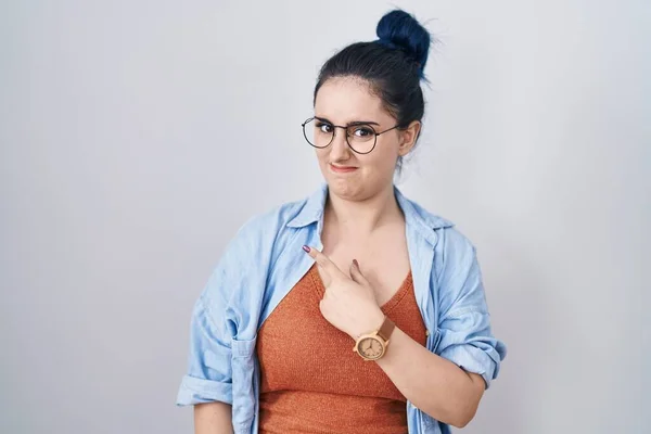 Young Modern Girl Blue Hair Standing White Background Pointing Aside — Φωτογραφία Αρχείου