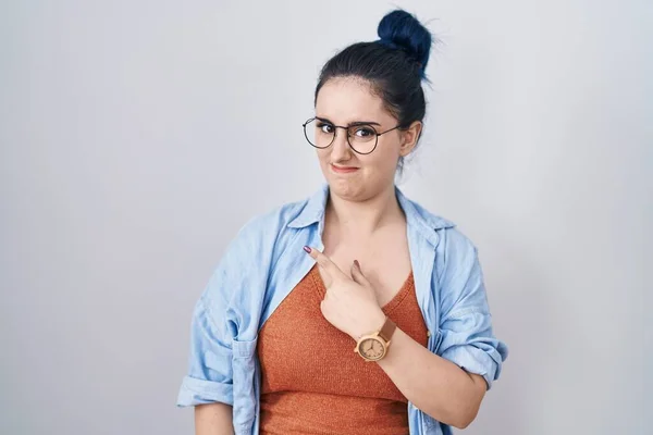 Young Modern Girl Blue Hair Standing White Background Pointing Aside — Foto de Stock