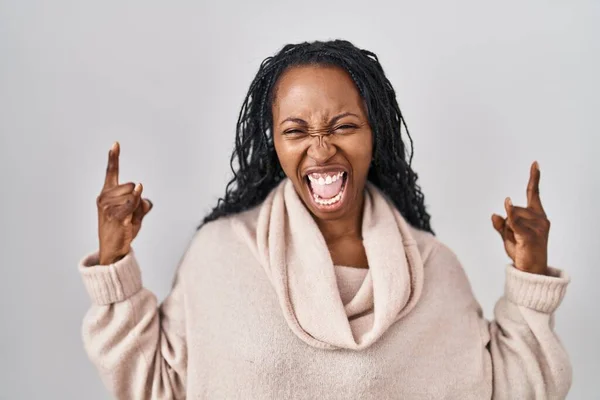 Mulher Africana Sobre Fundo Branco Gritando Com Expressão Louca Fazendo — Fotografia de Stock
