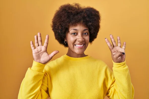 Jonge Afrikaanse Amerikaanse Vrouw Staande Gele Achtergrond Tonen Wijzen Met — Stockfoto