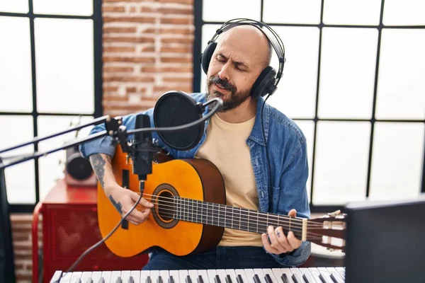 Jovem Homem Careca Músico Cantar Música Tocando Guitarra Clássica Estúdio — Fotografia de Stock