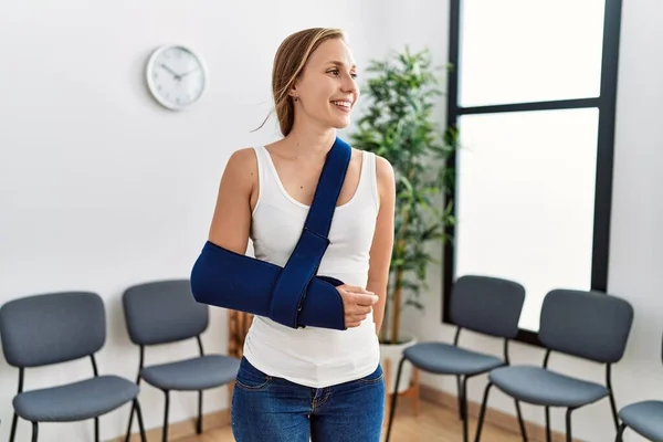 Jonge Blanke Vrouw Draagt Sling Arm Voor Ongeval Staan Kliniek — Stockfoto