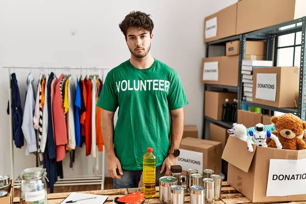 Spaanse Man Draagt Vrijwilliger Shirt Bij Donaties Staan Denken Houding — Stockfoto