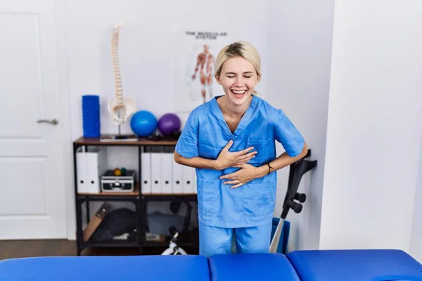 Ağrı Kesici Kliniğinde Çalışan Genç Fizyoterapist Kadın Gülümseyerek Kahkahalarla Gülüyor — Stok fotoğraf