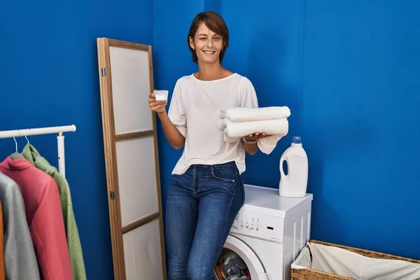 Brunette Woman Holding Clean Laundry Winking Looking Camera Sexy Expression — ストック写真