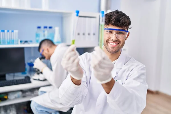 Dos Hombres Científicos Sosteniendo Tubos Ensayo Trabajando Laboratorio — Foto de Stock