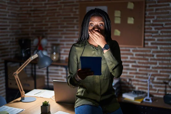 Jeune Afro Américain Avec Des Tresses Travaillant Bureau Nuit Choqué — Photo