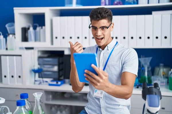 Jeune Homme Hispanique Travaillant Laboratoire Scientifique Faire Appel Vidéo Pointant — Photo