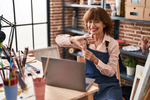 Mujer Mediana Edad Artista Sonriendo Seguro Tener Videollamada Estudio Arte —  Fotos de Stock