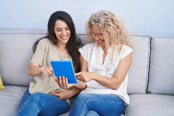 Twee Vrouwen Moeder Dochter Met Behulp Van Touchpad Thuis — Stockfoto