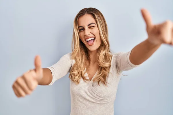 Giovane Donna Bionda Piedi Sfondo Isolato Approvare Facendo Gesto Positivo — Foto Stock