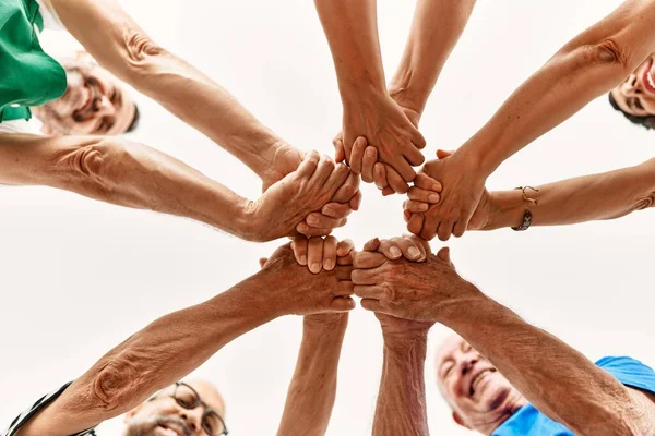 Gruppe Von Freunden Mittleren Alters Mit Händen Zusammen — Stockfoto