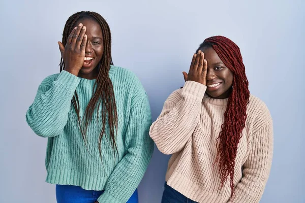 Deux Femmes Africaines Debout Sur Fond Bleu Couvrant Œil Avec — Photo