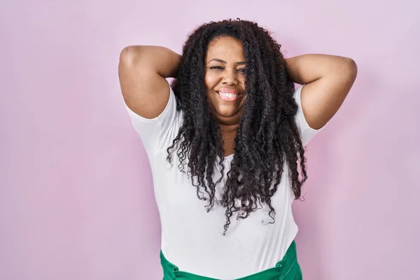 Taille Hispanique Femme Debout Sur Fond Rose Détente Étirement Les — Photo