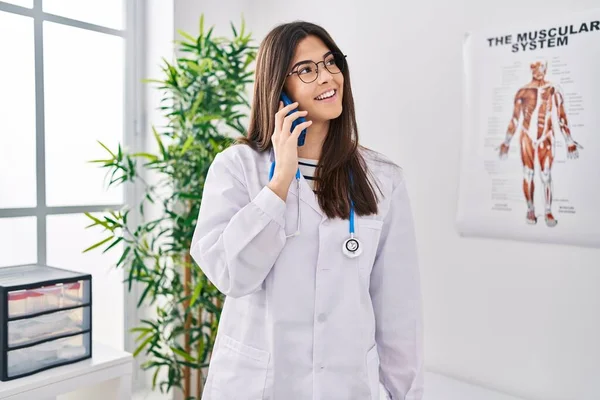 Joven Hermosa Mujer Hispana Médico Sonriendo Confiado Hablando Teléfono Inteligente — Foto de Stock