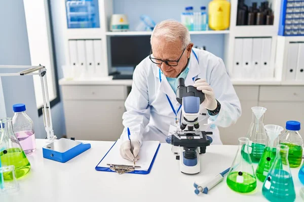 Starszy Mężczyzna Mundurze Naukowca Używający Mikroskopu Laboratorium — Zdjęcie stockowe