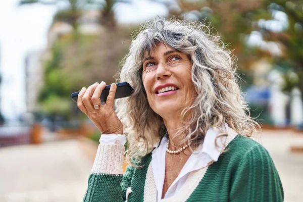 Mujer Mediana Edad Sonriendo Confiado Escuchar Mensaje Audio Por Teléfono —  Fotos de Stock