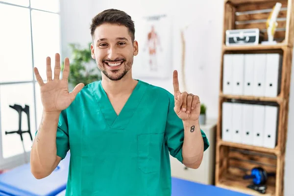 Junger Physiotherapeut Der Der Schmerzklinik Arbeitet Zeigt Mit Finger Nummer — Stockfoto